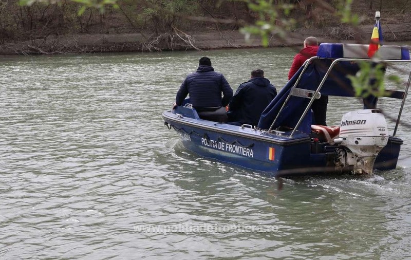 Doi cubanezi care voiau să ajungă în Spania au fost prinși de polițiștii de frontieră într-o barcă pneumatică, traversând râul Prut