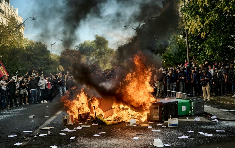 Polițiști în timpul protestului elevilor în Franța