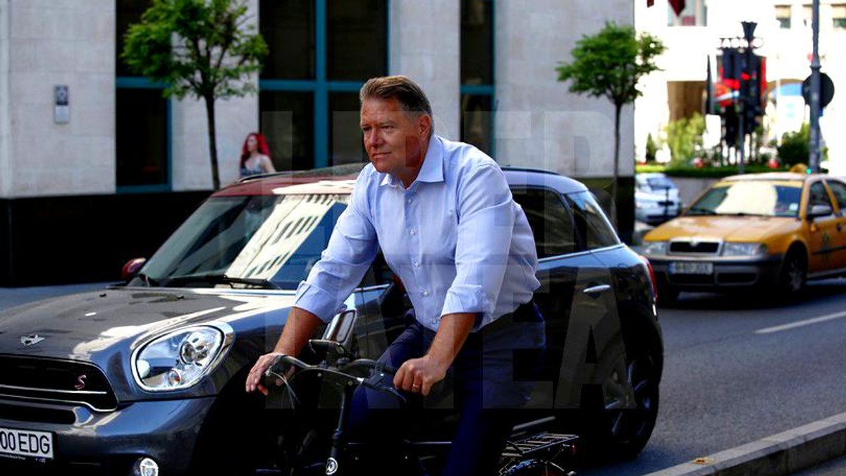Klaus Iohannis s-a plimbat cu bicicleta prin Constanța