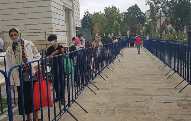 Mitropolia Moldovei anunță că sărbătoarea Sfintei Parascheva se va organiza doar într-o singură zi. Decizia, după ce accesul credincioșilor din alte orașe a fost interzis