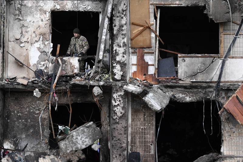 Un militar ucrainean, printre dărâmăturile blocului | Foto: Profimedia