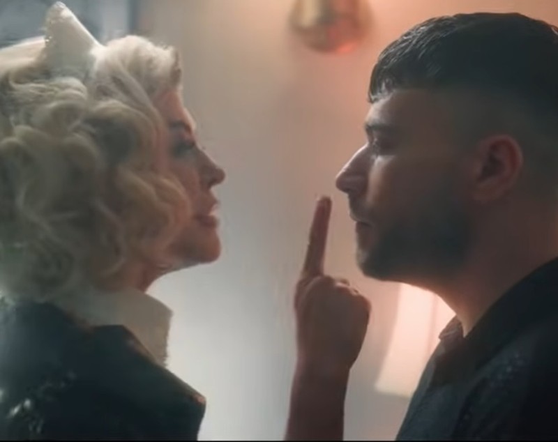 Loredana Groza, transformată în cameristă în videoclipul melodiei „Mister Amor”. În ce ipostaze apare alături de Shift