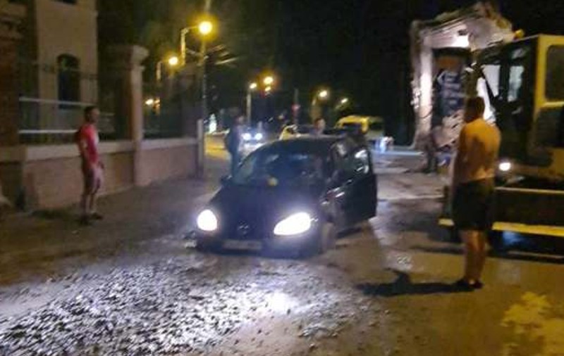 Un șofer a rămas cu mașina blocată în betonul proaspăt turnat pe o stradă din Oradea