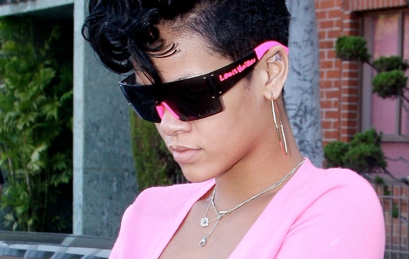 Rihanna şi-a pus piercing în sfârc! 
