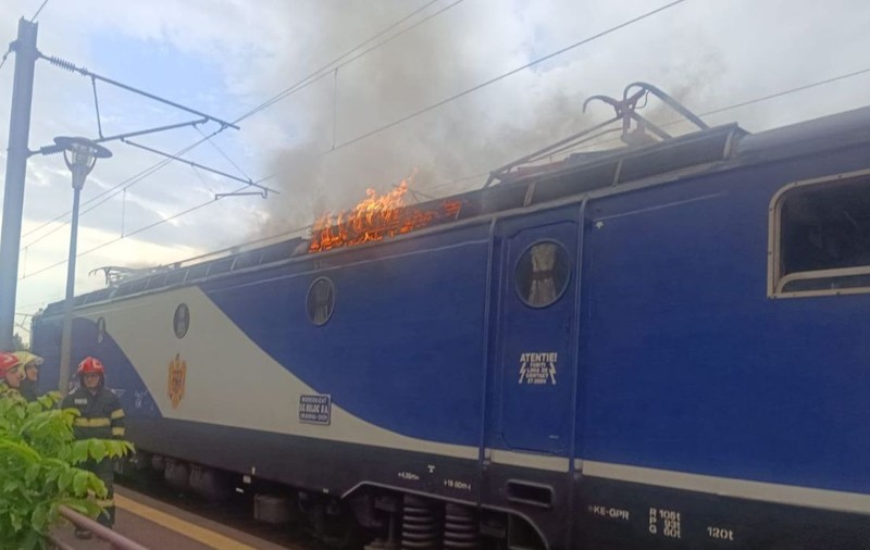 O locomotivă care tracta 15 vagoane de călători a luat foc în Gara Palas din Constanța