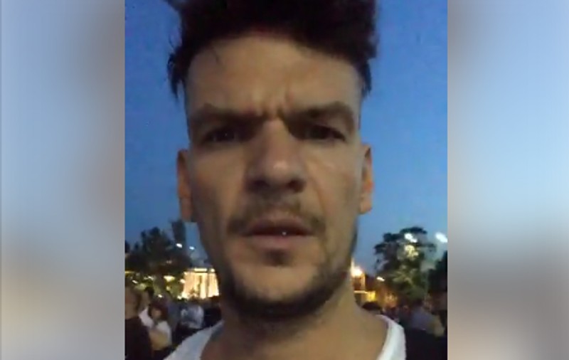 Mesajul ironic al lui Tudor Chirilă din Piața Victoriei. “Aproape 1.000 de drogați plătiți de Soros”. Artistul are și un îndemn serios