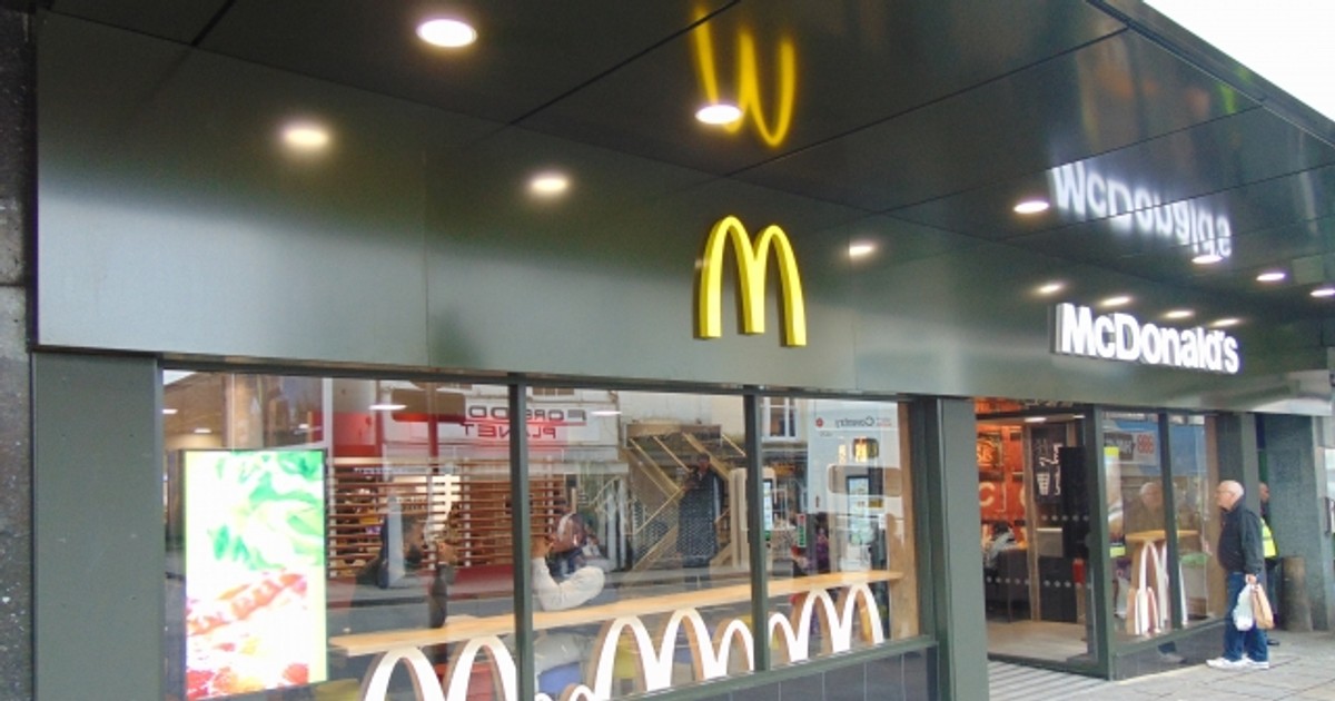 Băiat împușcat în fața unui McDonald's