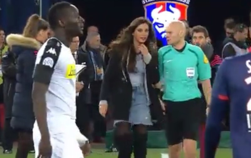 Arbitrul a pupat o frumusețe înainte de meci. Cum s-o mai fi concentrat să fluiere 90 de minute? | VIDEO