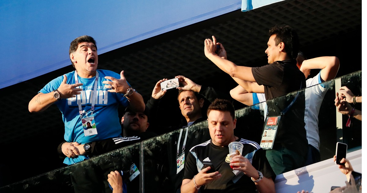 Nebunia lui Maradona, la Campionatul Mondial de fotbal Rusia 2018. ”Butoiașul” a urlat, a dormit, s-a trezit și a făcut semne obscene la meciul Argentina - Nigeria