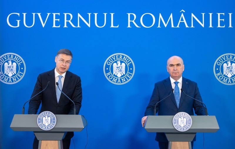 Bolojan l-a întrebat pe comisarul european Dombrovskis în discuția de la Guvern dacă poate amâna jalonul privind pensiile magistraților, dar a fost refuzat - Surse