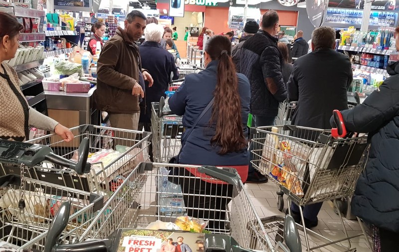 FOTO | Cozi la supermarketuri, de teama coronavirusului: „Ca de Crăciun, Paște sau 1 Mai a fost”