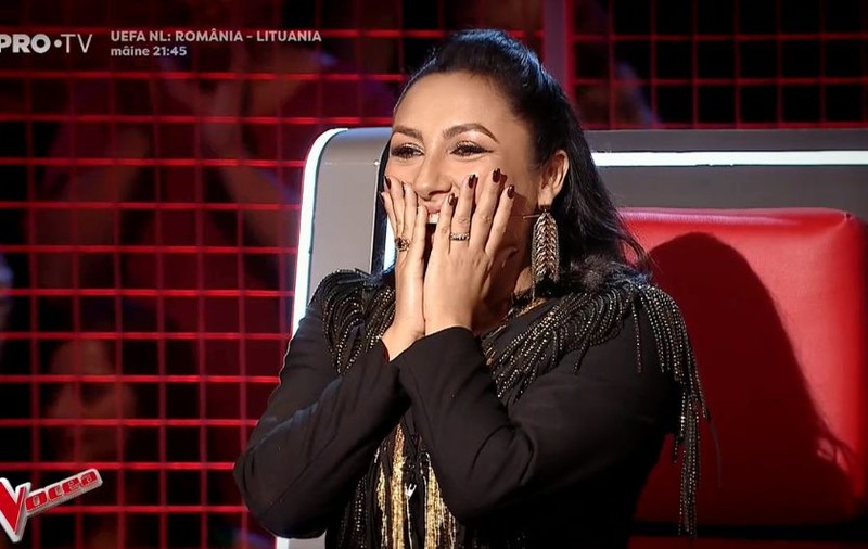 Au apărut pe scenă cu accesoriile Andrei. "Ca la măritat"