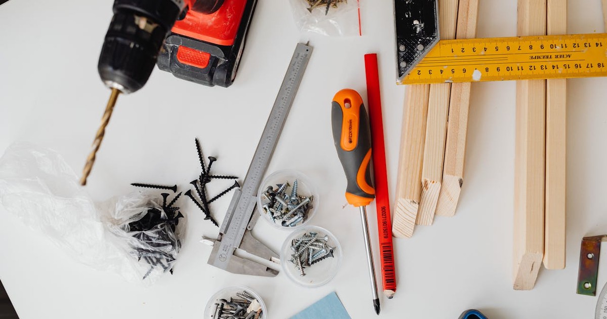 Scule bricolaj insirate pe masa