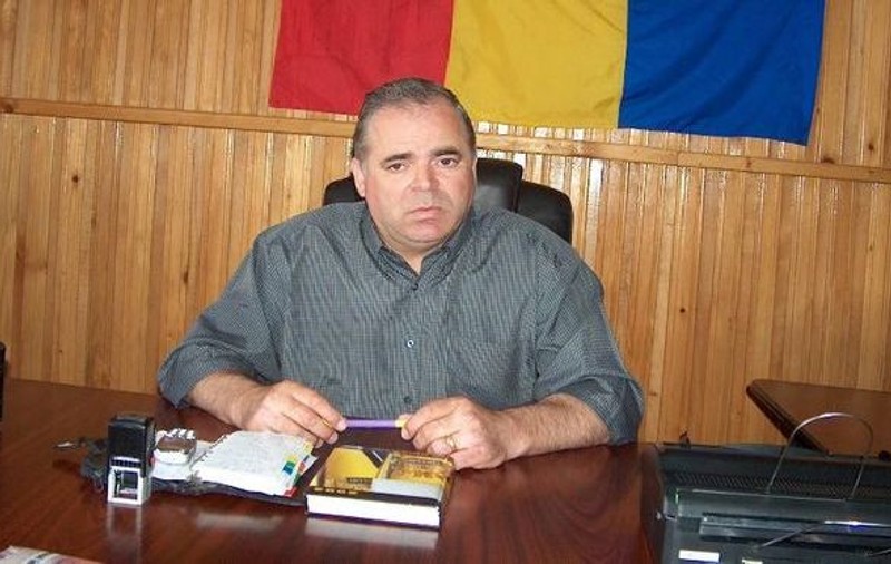 Un primar PSD a premiat cu plăpumi cuplurile vârstnice: ”De la dumneavoastră cerem decât voturi”