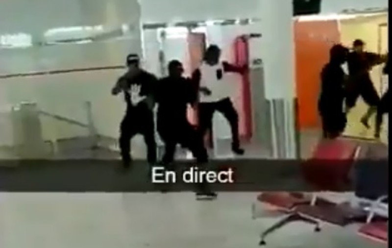 Doi rapperi francezi arestați după ce s-au bătut pe aeroportul din Paris și au întârziat zborurile