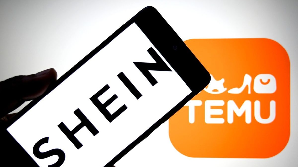 Un logo Shein este afișat pe un smartphone cu un logo Temu în fundal