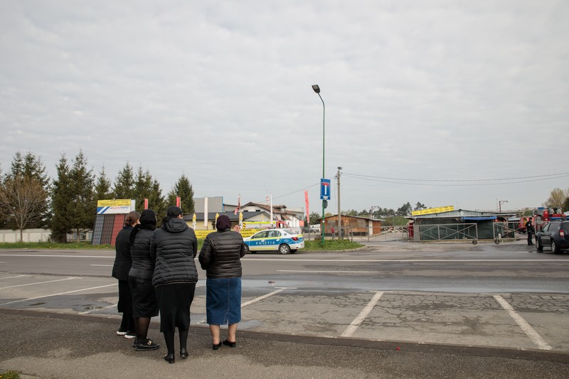 Oamenii care aveau tarabe în piață au venit de dimineață să vadă rămășițele incendiului | Foto: Vlad Chirea