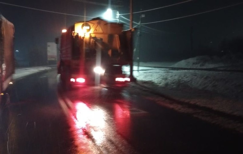 Circulaţie alternativă pe DN 16, în Bistriţa-Năsăud, după ce un TIR a rămas blocat din cauza poleiului. Autostrăzile pe care se circulă în condiții de iarnă