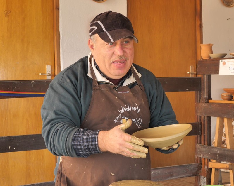 CAMERA ASCUNSĂ | Nemiloasa economie de piață. Ceramica de Bulgaria oprește roata olarilor din Horezu