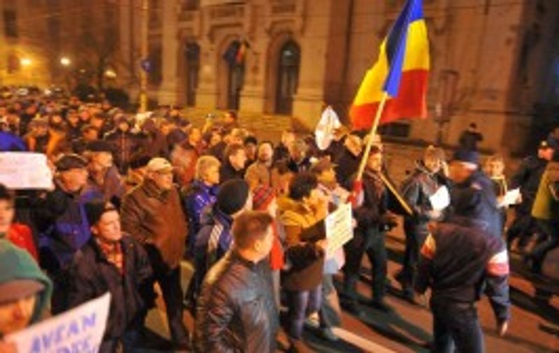 PROTESTE ÎN TOATĂ ŢARA. La SIBIU, oamenii scandează NUMELE REGELUI MIHAI