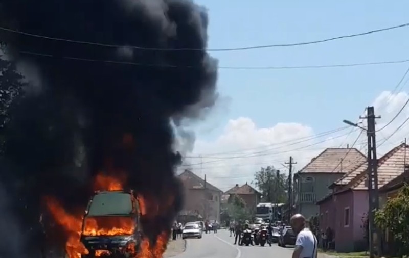 VIDEO | Un microbuz a ars în mijlocul străzii în Bihor. Șoferul și pasagerii s-au salvat în ultimul moment