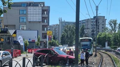 Linia tramvaiului 41 din București, blocată 85 de minute pe Șoseaua Virtuții după un accident. O mașină Hyundai Tucson a intrat pe șine