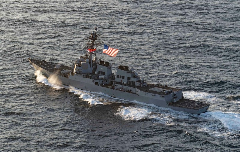 O navă de război americană și mai multe nave comerciale au fost atacate în Marea Roșie, anunță Pentagonul
