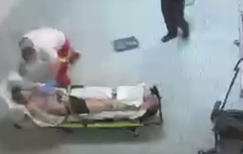 Scandal în Germania, după ce un paramedic i-a dat un pumn unui pacient sedat și legat, iar poliția a acoperit agresiunea