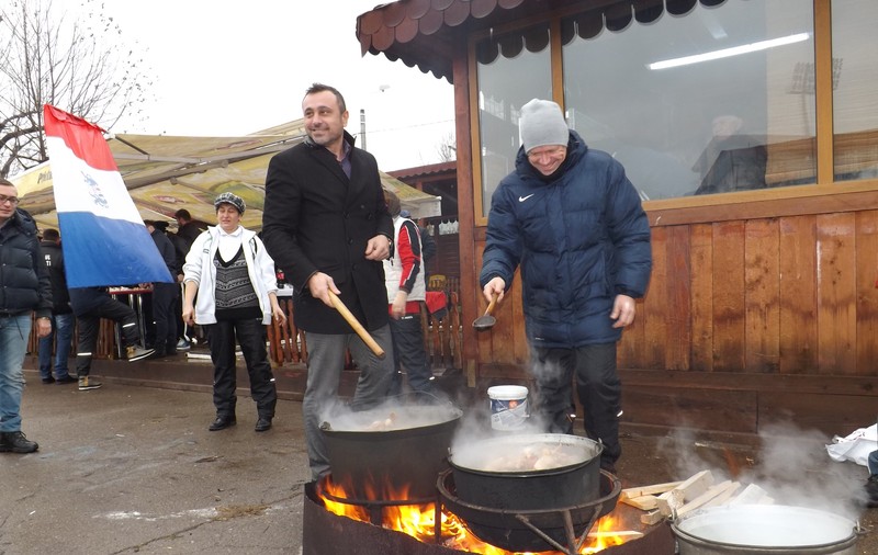 Oțelarii au tăiat porcul, dar cu atenție la siluetă! Selymes dă amenzi de 500 euro pe kilogram în plus