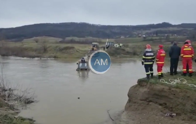 Un bărbat din Mehedinți a rămas blocat cu tractorul în râu. El a fost salvat de pompieri  | VIDEO