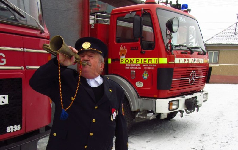 Bătrânul pompier Loţi baci chema  ”salamandrele” cu goarna la lupta cu focul!