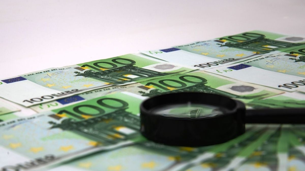 Lupă pe bancnote de 100 euro