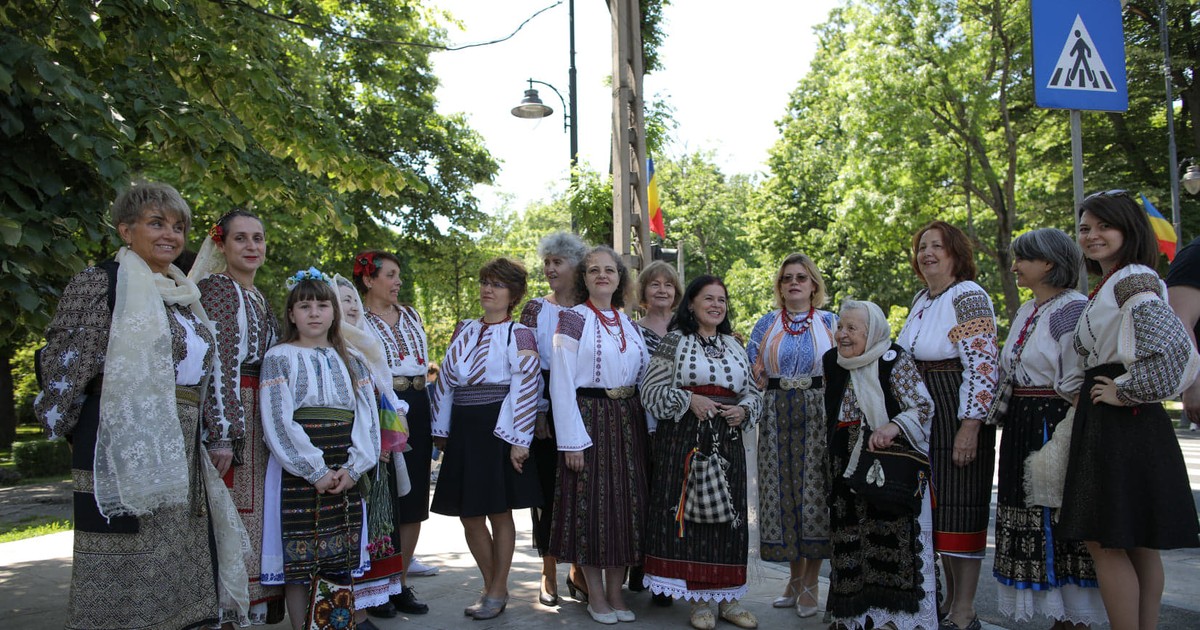 Zeci de oameni au defilat în costume populare, de ziua națională a portului tradițional