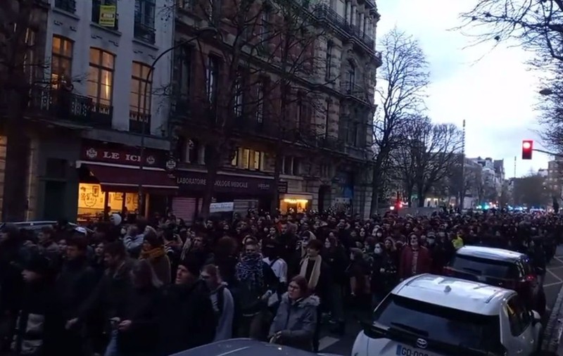 Noi proteste în Franța. Oamenii contestă reforma pensiilor, dar și violențele de joi seară