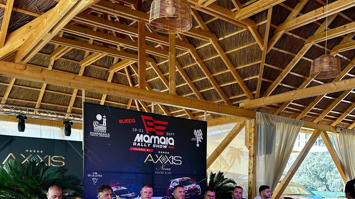 mai multe persoane, organizatori si participanti, la masa, la conferinta de presa a prezenatarii concursului Mamaia Rally Show