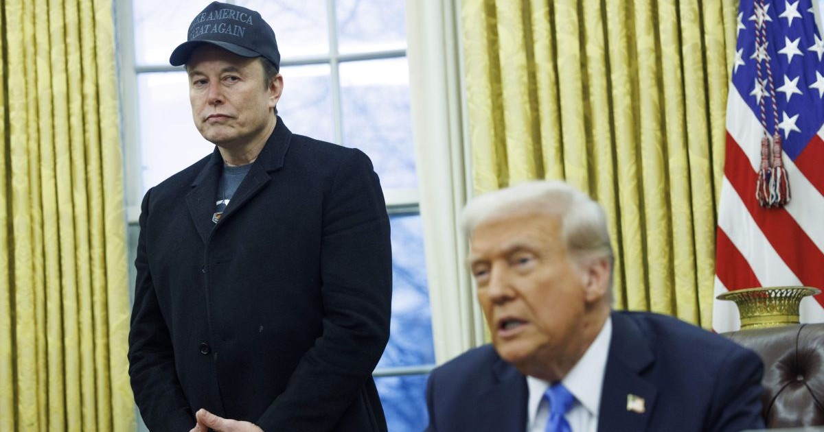 Donald Trump (dreapta) în timpul unei întâlniri cu Elon Musk în Biroul Oval. Imagine cu caracter ilustrativ Foto: Hepta