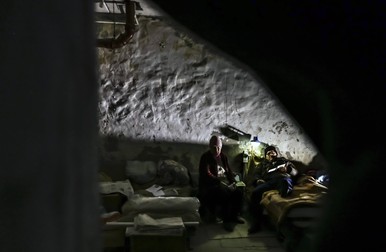 Olga, în vârstă de 72 de ani, și soțul ei, Victor, trăiesc în subsolul casei lor, într-un sat aflat în imediata apropiere a frontului, în regiunea Kherson de nord, Ucraina, 5 noiembrie 2022 | Foto: EPA