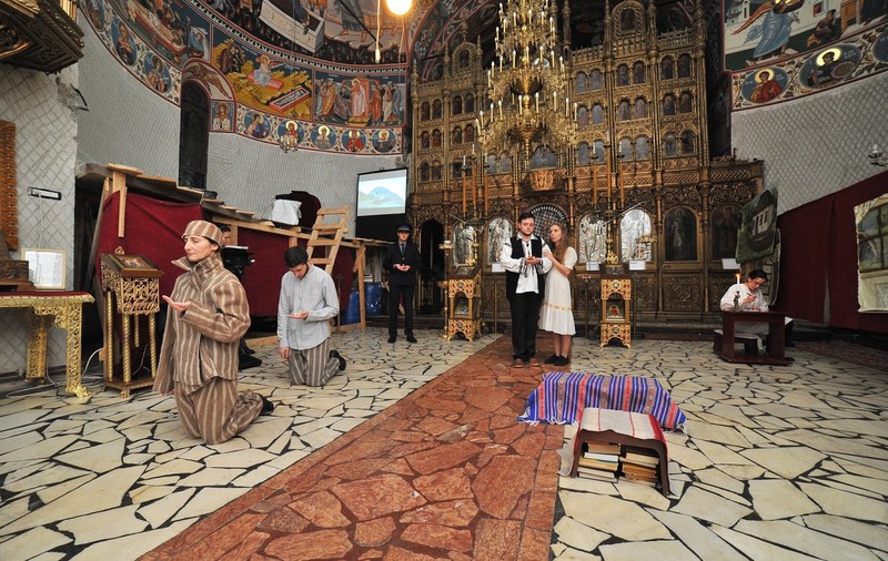 ”Osânda cărților” s-a jucat la biserică. Mărturii cutremurătoare despre viața unui deținut la Aiud/FOTO