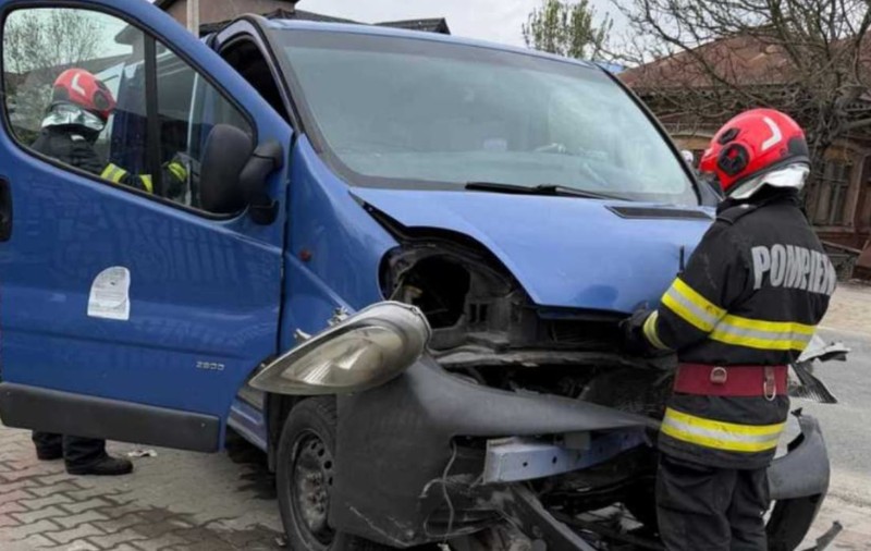 Accident între un microbuz și trei mașini, în Giurgiu. Cinci oameni au fost duși la spital, a fost activat Planul Roșu de Intervenție