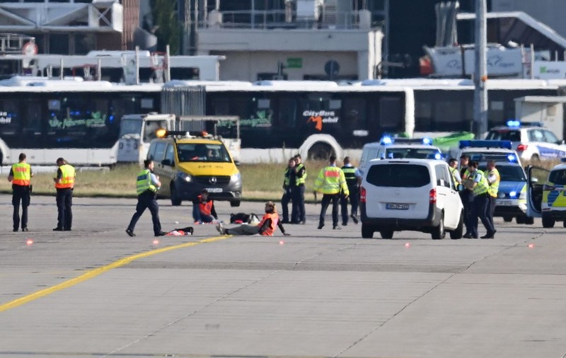 Aeroportul din Frankfurt a suspendat temporar zborurile, din cauza unui protest al activiștilor pentru climă