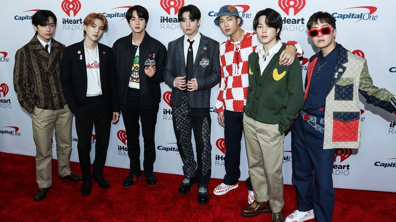 INGLEWOOD, LOS ANGELES, CALIFORNIA, USA - DECEMBER 03: V, Suga, Jin, Jungkook, RM, Jimin and J-Hope of BTS arrive at iHeartRadio 102.7 KIIS FM's Jingle Ball 2021 Presented By Capital One held at The Forum on December 3, 2021 in Inglewood, Los Angeles, California, United States. (Photo by Xavier Collin/Image Press Agency)