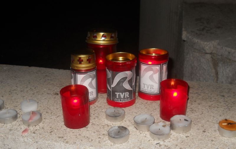 Priveghi la poarta TVR! Zeci de persoane au aprins candele la moartea TVR Cultural 