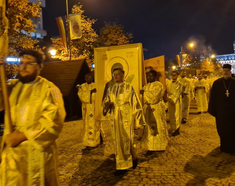 REPORTAJ. Cum au ajuns trei studenți africani voluntari la pelerinajul Sfintei Parascheva. Unul e botezat ortodox pe Masivul Ceahlău. „Nu poți sta în apropiere de sfintele moaște și să nu te schimbi”