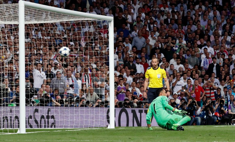 epa05914031 Real Madrid's goalkeeper Keylor Navas (R) concedes the 0-1 goal during the UEFA Champions League quarter final, second leg soccer match between Real Madrid and Bayern Munich at Santiago Bernabeu stadium in Madrid, Spain, 18 April 2017. EPA/ZIPI