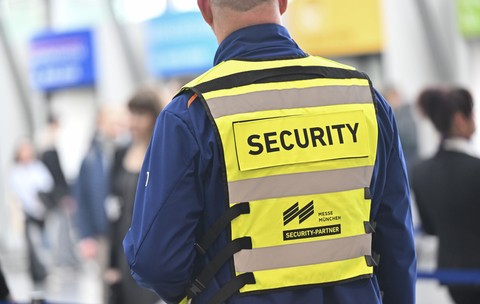 Ce salarii se câștigă în domeniul protecției și pazei? Cât câștigă un agent de pază vs un inspector de securitate