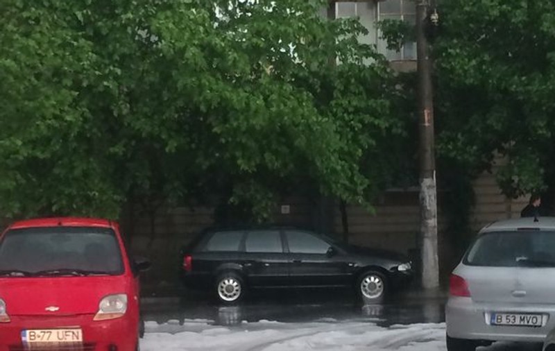 PEISAJ APOCALIPTIC în BURICUL BUCUREŞTIULUI: GRINDINA a făcut ravagii în PIAŢA ALBA IULIA, transformată ÎNTR-O ADEVĂRATĂ VENEŢIE! VIDEO