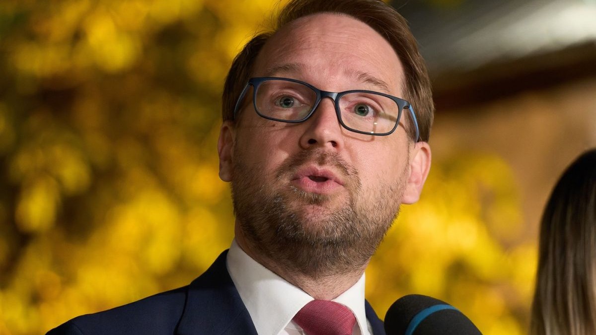 Dominic Fritz susține o conferință de presă la București, 2 aprilie 2026