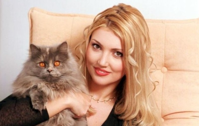 Cu ce se ocupă Iulia Frățilă, fosta asistentă TV a lui Florin Călinescu. Are 45 de ani și locuiește în America