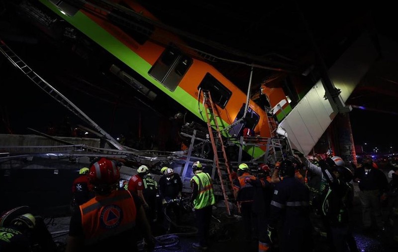 VIDEO. Momentul în care o linie suspendată de metrou s-a prăbușit cu tot cu vagoane în Mexic