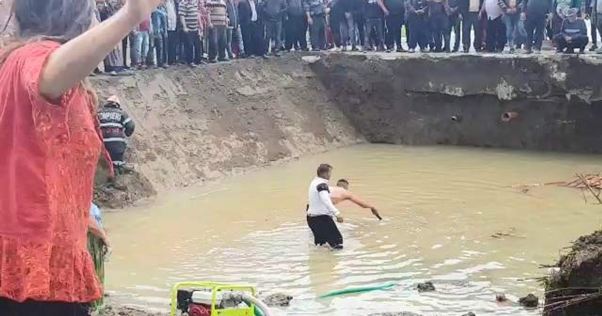 Doi copii au căzut într-o groapă săpată pentru o canalizare